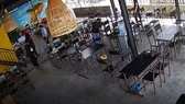 Đà Nẵng: Tạm đình chỉ công tác một phó phòng vì ném tiền lẻ trong quán ăn-cover-img