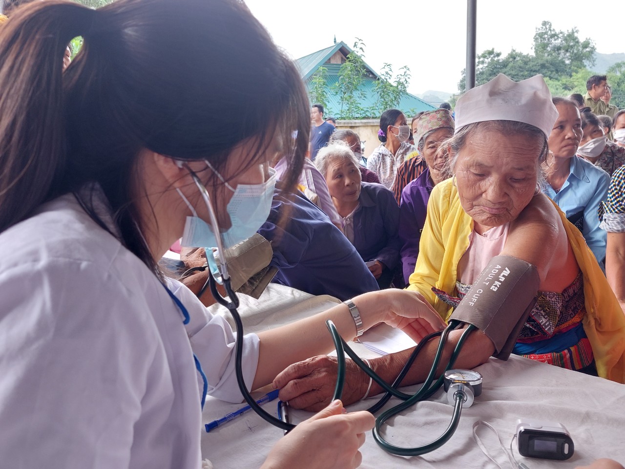 Đoàn Thanh niên Bộ Y tế khám sức khỏe và phát thuốc miễn phí cho bà con vùng sâu, vùng xa-10