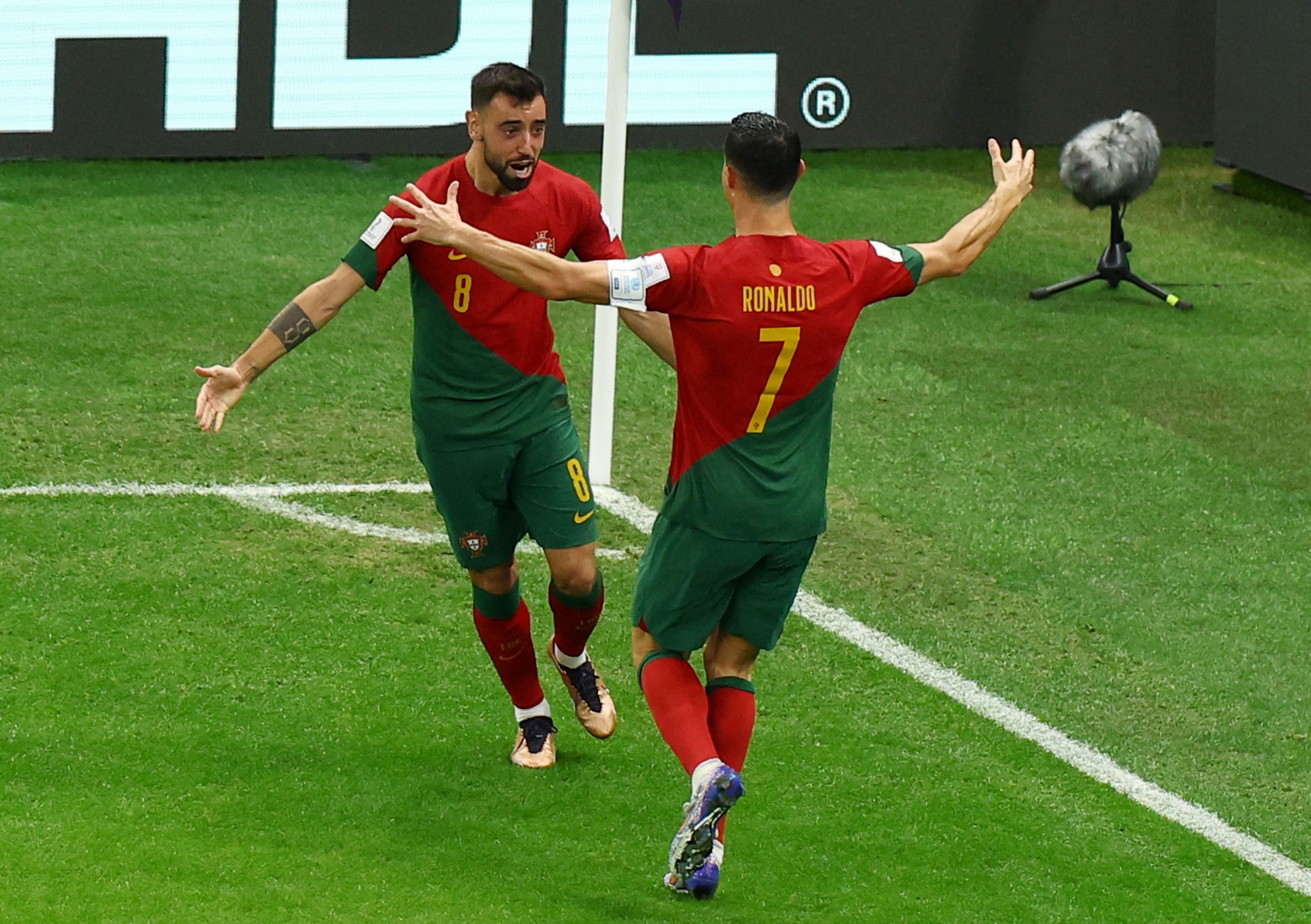 Bruno lập cú đúp, Bồ Đào Nha qua vòng bảng sớm một lượt-1