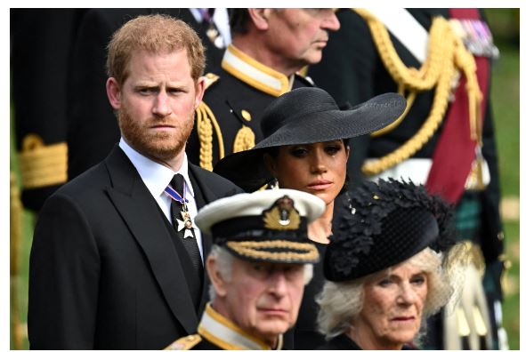 Đệ nhất phu nhân Mỹ Jill Biden bị chỉ trích ăn mặc không phù hợp khi viếng tang Nữ hoàng Elizabeth II-5