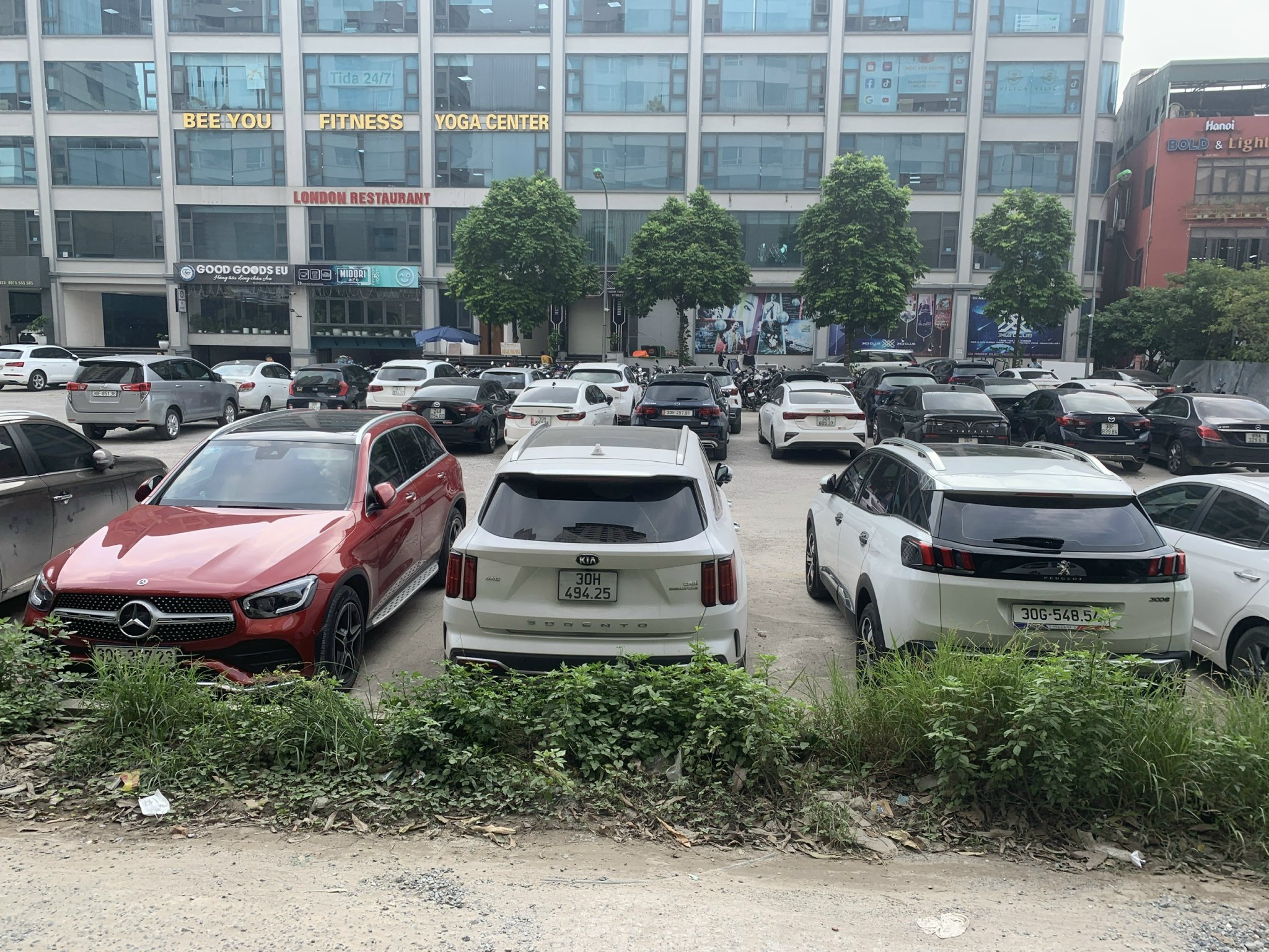 Quận Cầu Giấy: Cần sớm xử lý bãi xe không phép tại phường Dịch Vọng-4