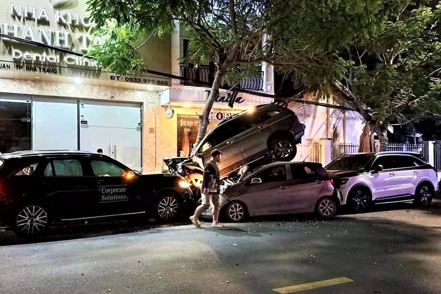 Hai ô tô xếp chồng lên nhau sau vụ tai nạn liên hoàn-1