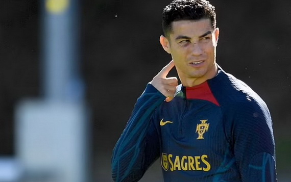 C.Ronaldo trở lại tập luyện với bên mắt tím bầm!-cover-img