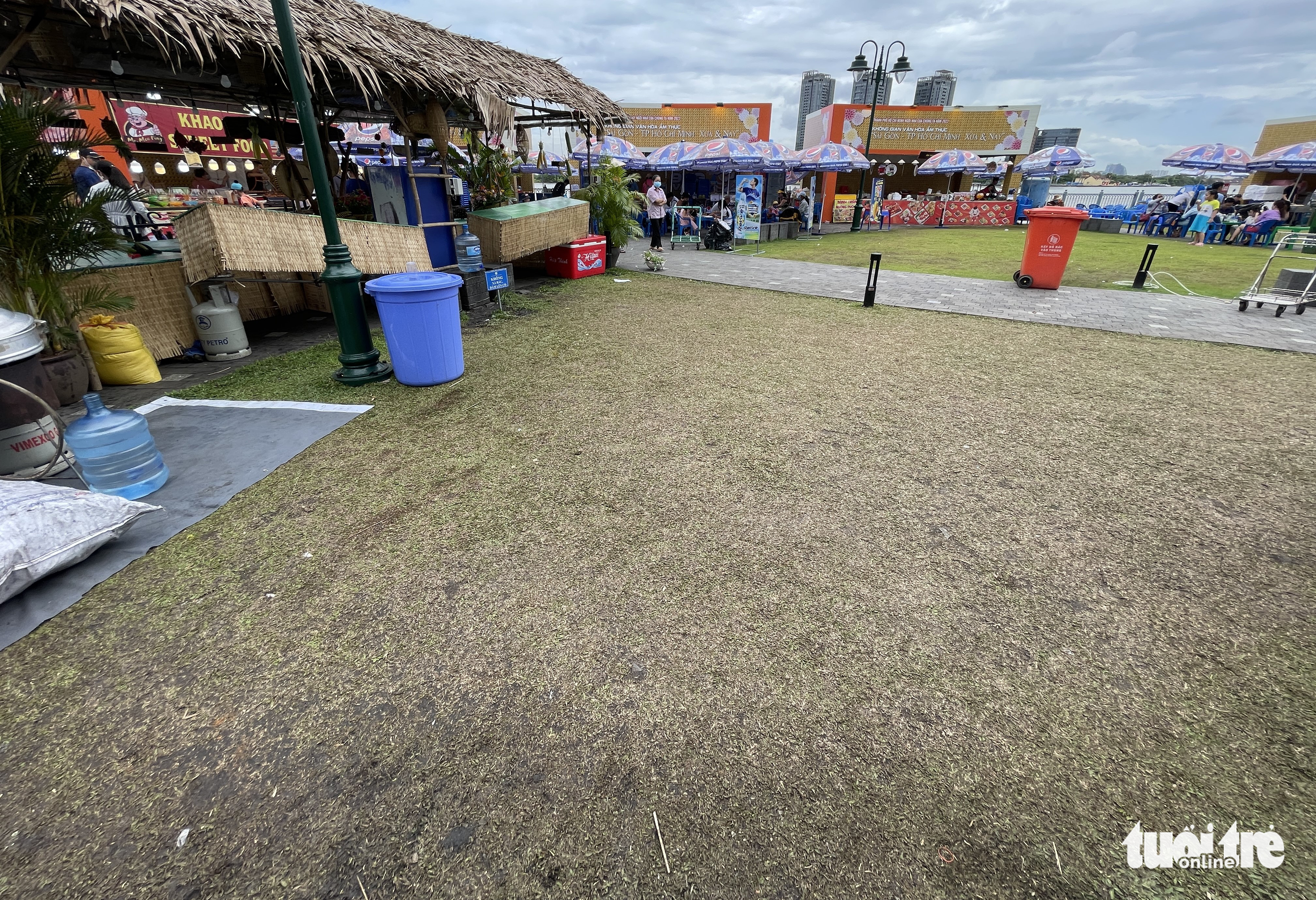 Hậu lễ hội 'Không gian văn hóa ẩm thực', thảm cỏ công viên bến Bạch Đằng tan hoang-6