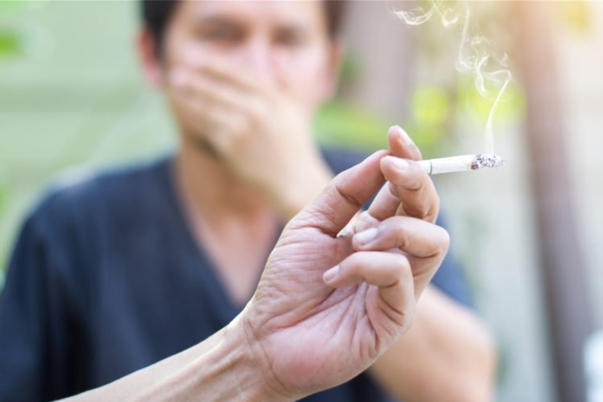 Phạt nguội hút thuốc lá nơi công cộng: Người dân còn thờ ơ-2