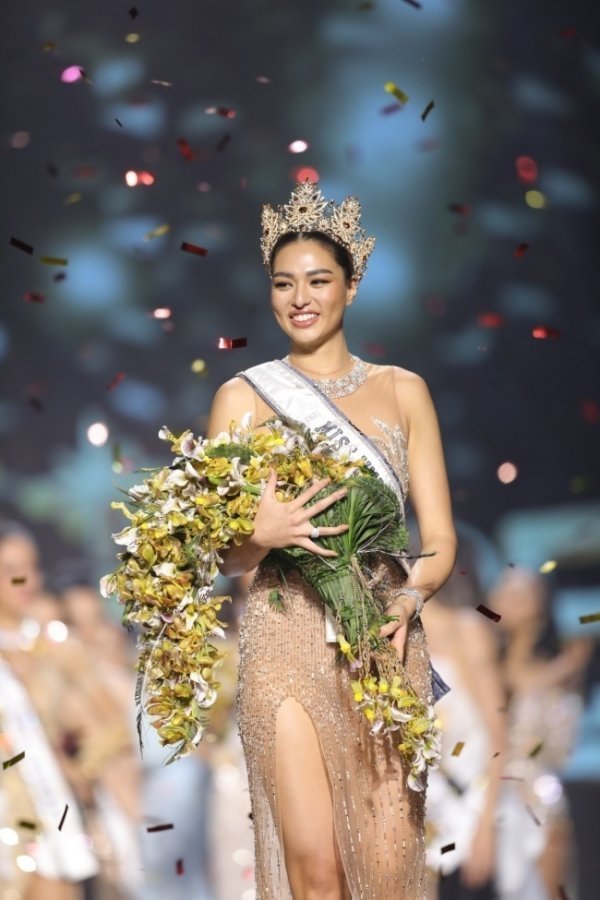 Phong độ sắc vóc của Hoa hậu "ngoại cỡ" Thái trước và sau đăng quang-8