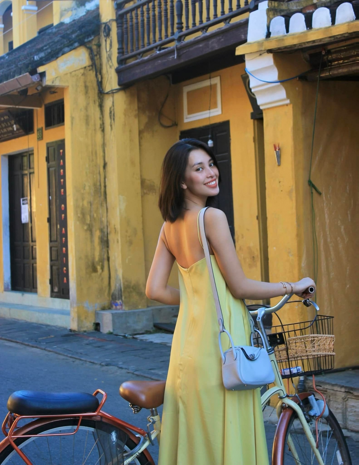 Hoa hậu Tiểu Vy khoe sắc xinh đẹp dưới nắng ở quê nhà Hội An-1