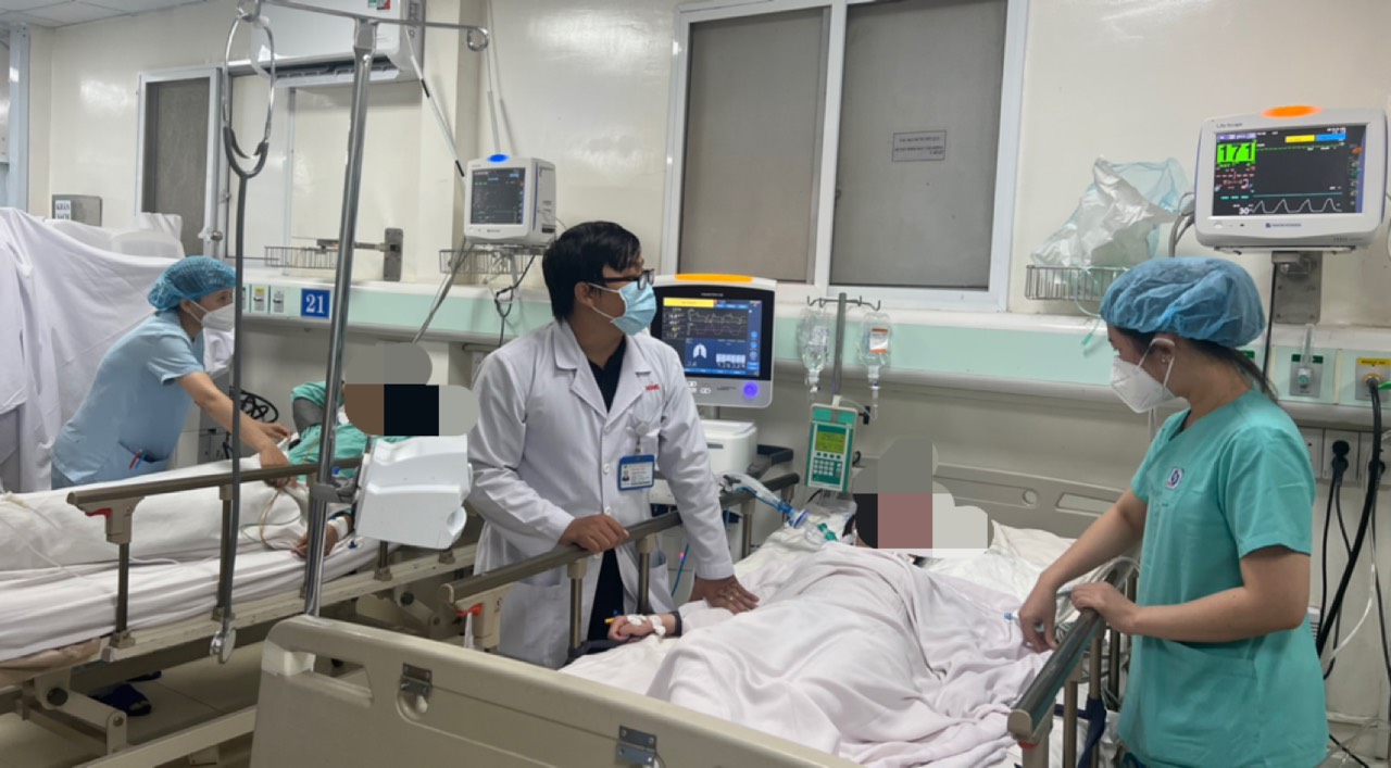 Thêm 5 người ngộ độc rượu nhập Bệnh viện Nhân dân Gia Định-1