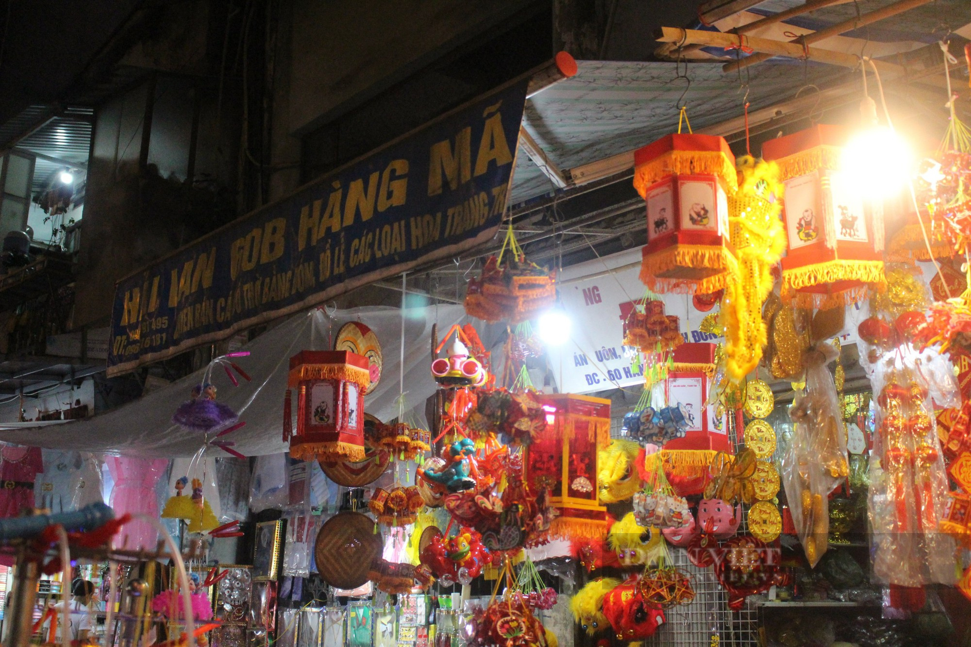 Hà Nội: Phố Hàng Mã "sáng đèn", du khách thỏa sức mua đồ Trung Thu sớm-4