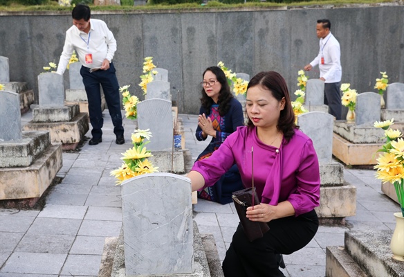 Đoàn đại biểu Việt Nam – Lào dâng hương hoa tưởng niệm các Anh hùng liệt sĩ-8