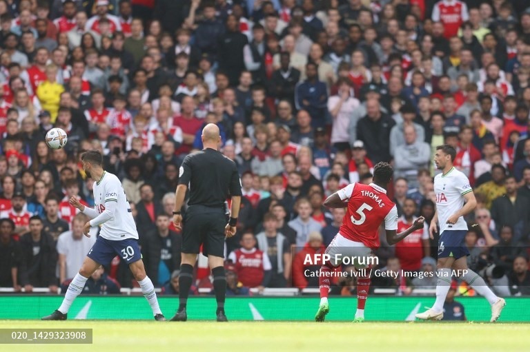 Thắng Tottenham, Arsenal chắc ngôi đầu sau vòng 9 Premier League-2
