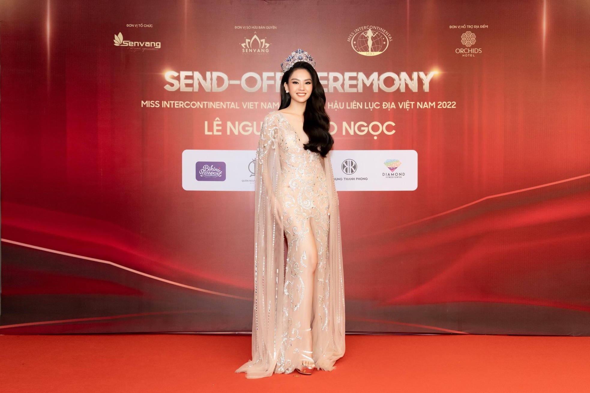 Á hậu Bảo Ngọc nổi bật với chiều cao "khủng" khi nhận sash từ đương kim Hoa hậu Liên lục địa 2021-3
