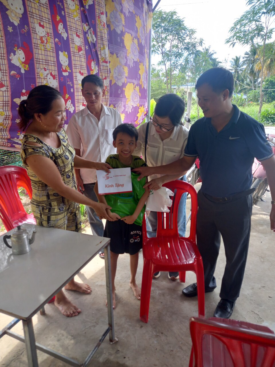 Trà Vinh: Khám bệnh, phát thuốc, tặng quà cho hơn 400 người dân nghèo-3