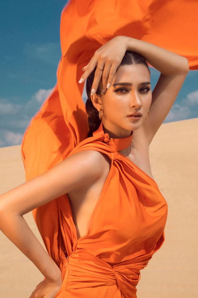 Mặc lại váy xẻ đùi sexy của Thuỳ Tiên, diễn viên Kim Tuyến khoe dáng nóng bỏng trên sa mạc-3