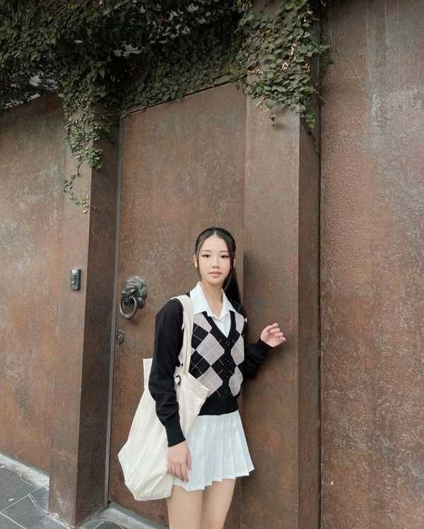 Tủ quần áo chỉ có 2 màu đen trắng, bạn gái vẫn có thể mặc đẹp như Kaity Nguyễn, Châu Bùi-4