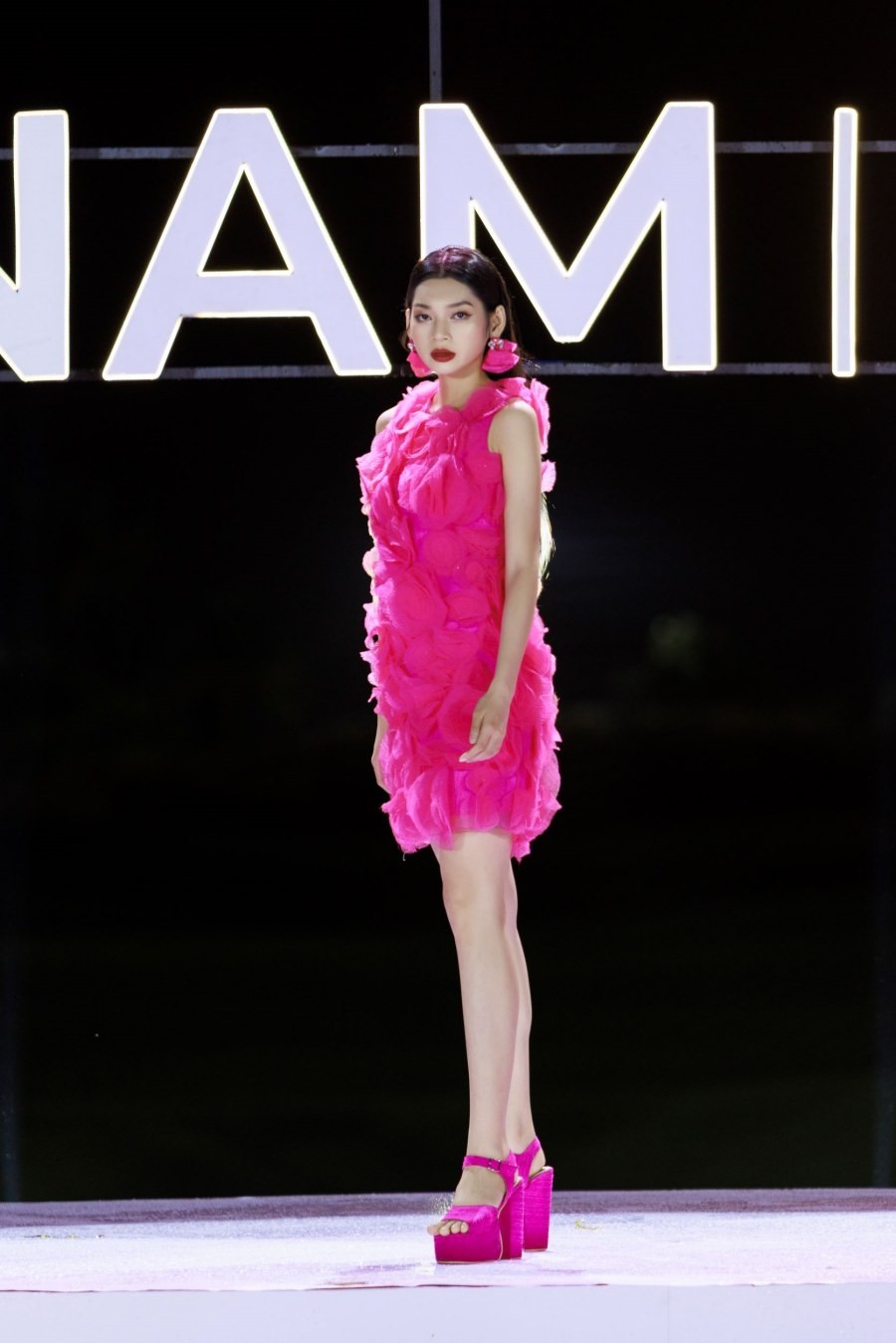 Top 38 thí sinh Miss World Vietnam trình diễn thời trang dưới mưa-9