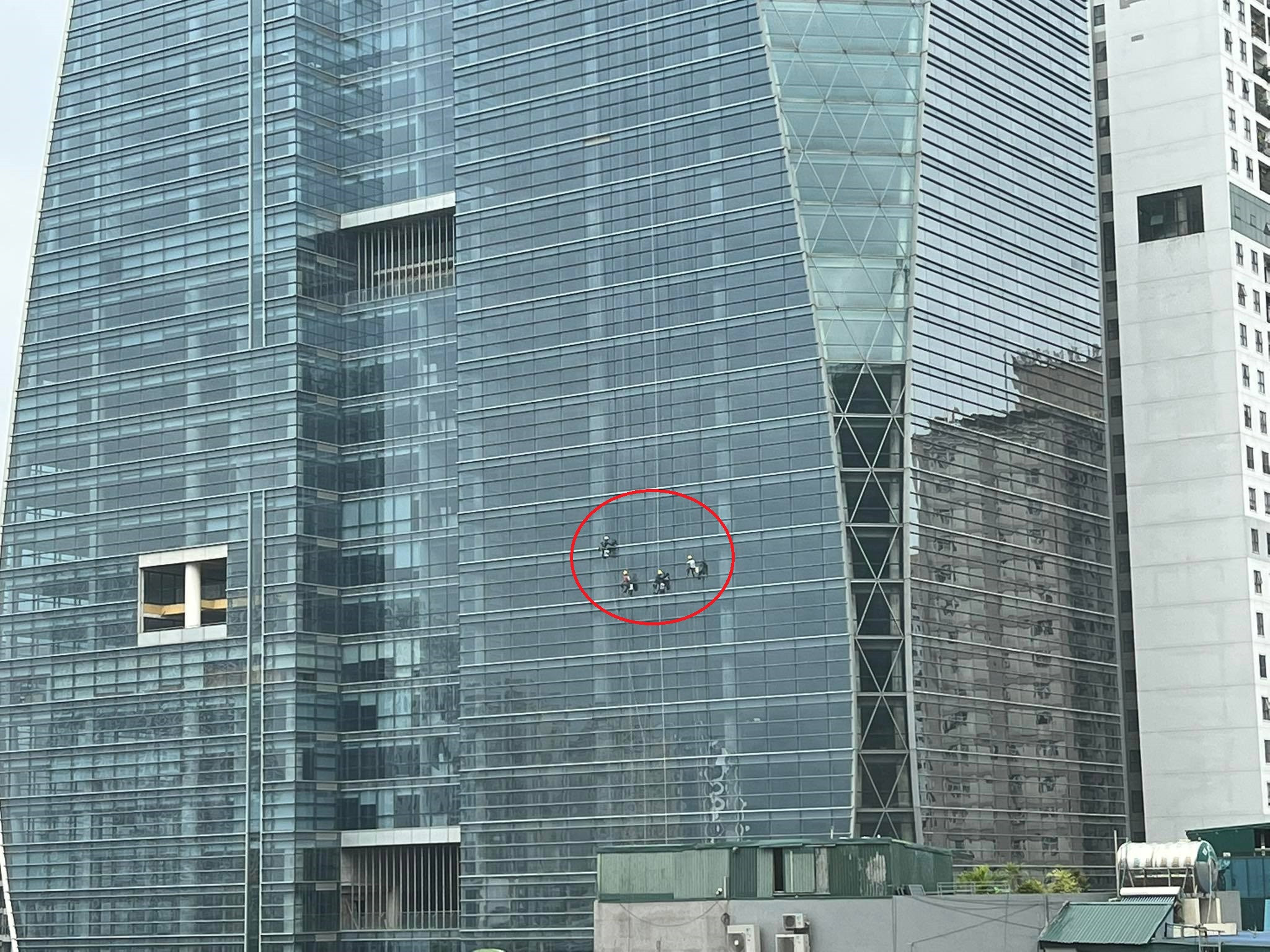 4 ‘người nhện’ đu đưa trên tòa nhà cao tầng ở Hà Nội khiến dân mạng 'rùng mình'-3