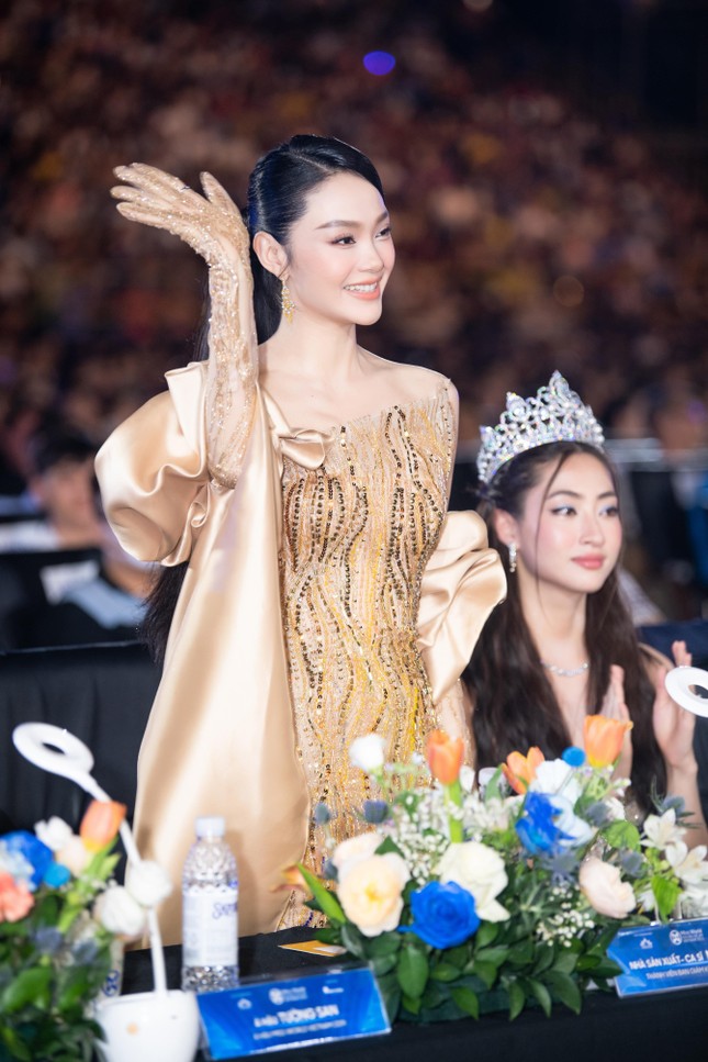 Minh Hằng tái xuất gợi cảm sau đám cưới, hội ngộ chủ tịch Miss World Vietnam trên ghế nóng-2