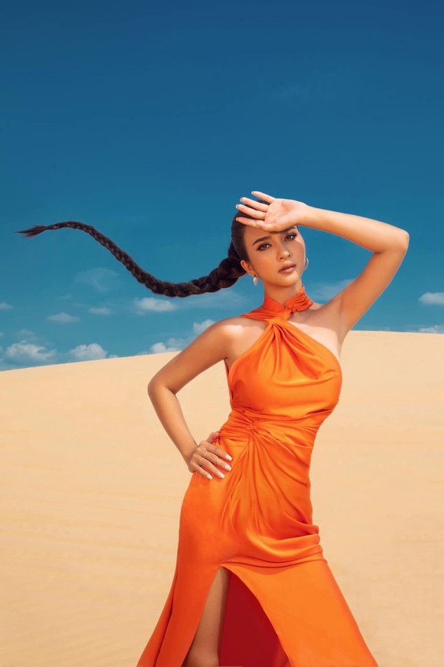 Mặc lại váy xẻ đùi sexy của Thuỳ Tiên, diễn viên Kim Tuyến khoe dáng nóng bỏng trên sa mạc-2