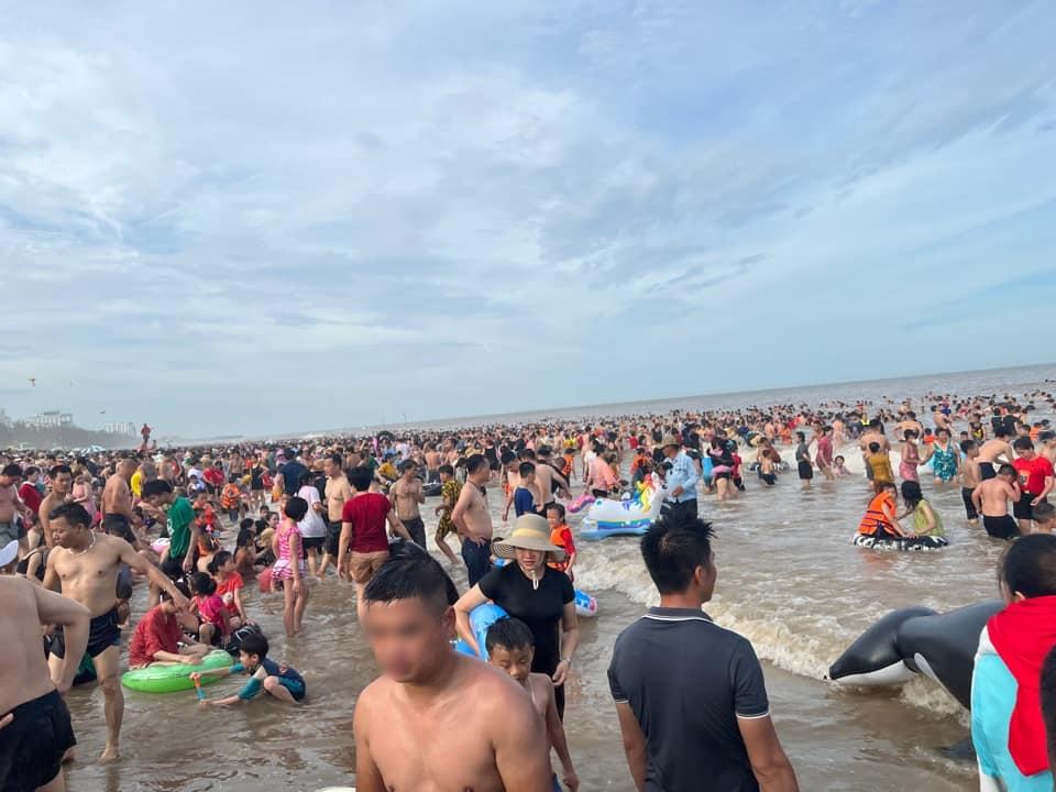 Bức ảnh HÃI nhất ngày nắng nóng: Biển Sầm Sơn nhìn mà hoảng-5