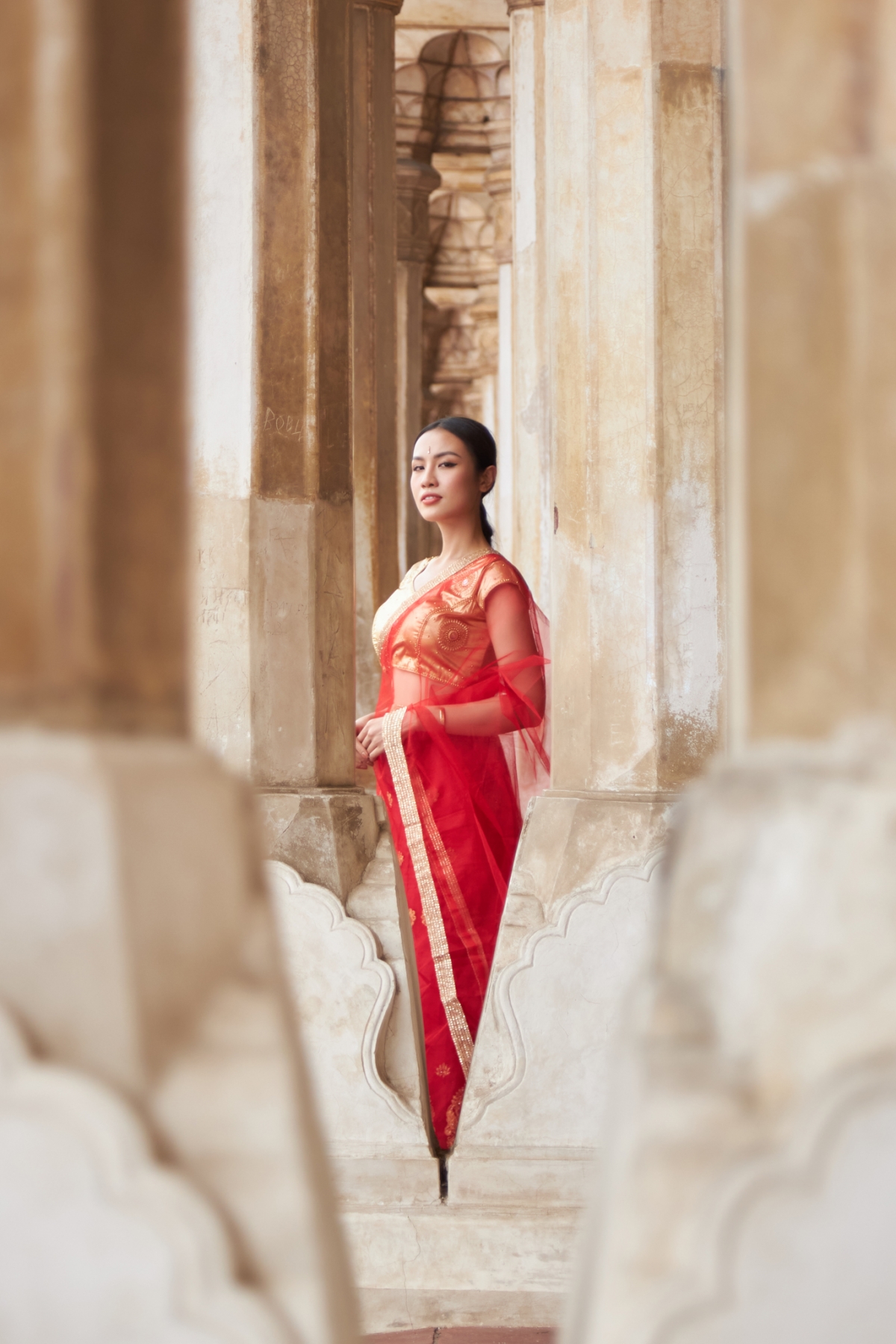 Á hậu Thủy Tiên đẹp cuốn hút trong trang phục truyền thống của phụ nữ Ấn Độ-3