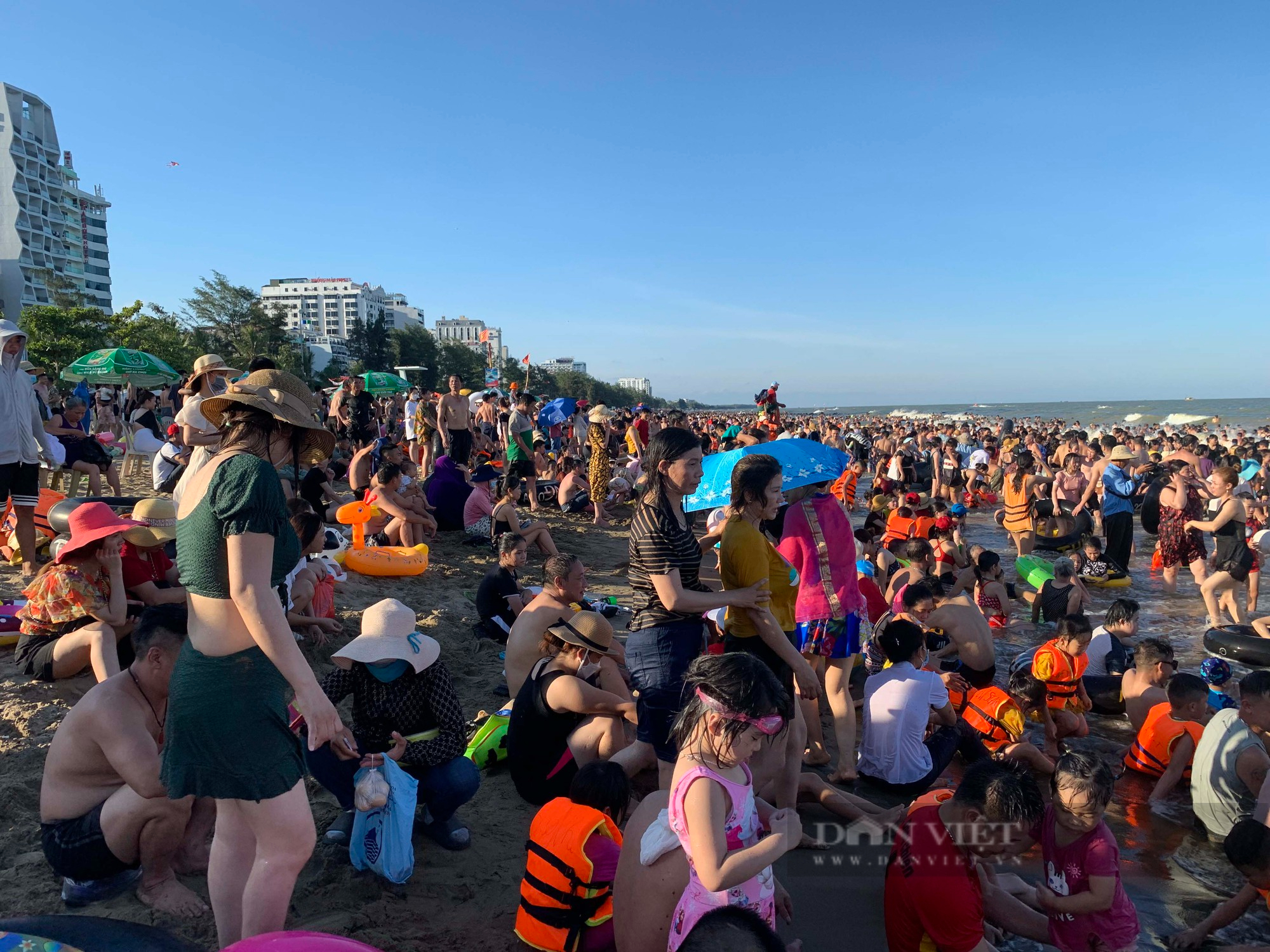 18 giờ chiều, bãi biển Sầm Sơn vẫn trong tình trạng "thất thủ"-1