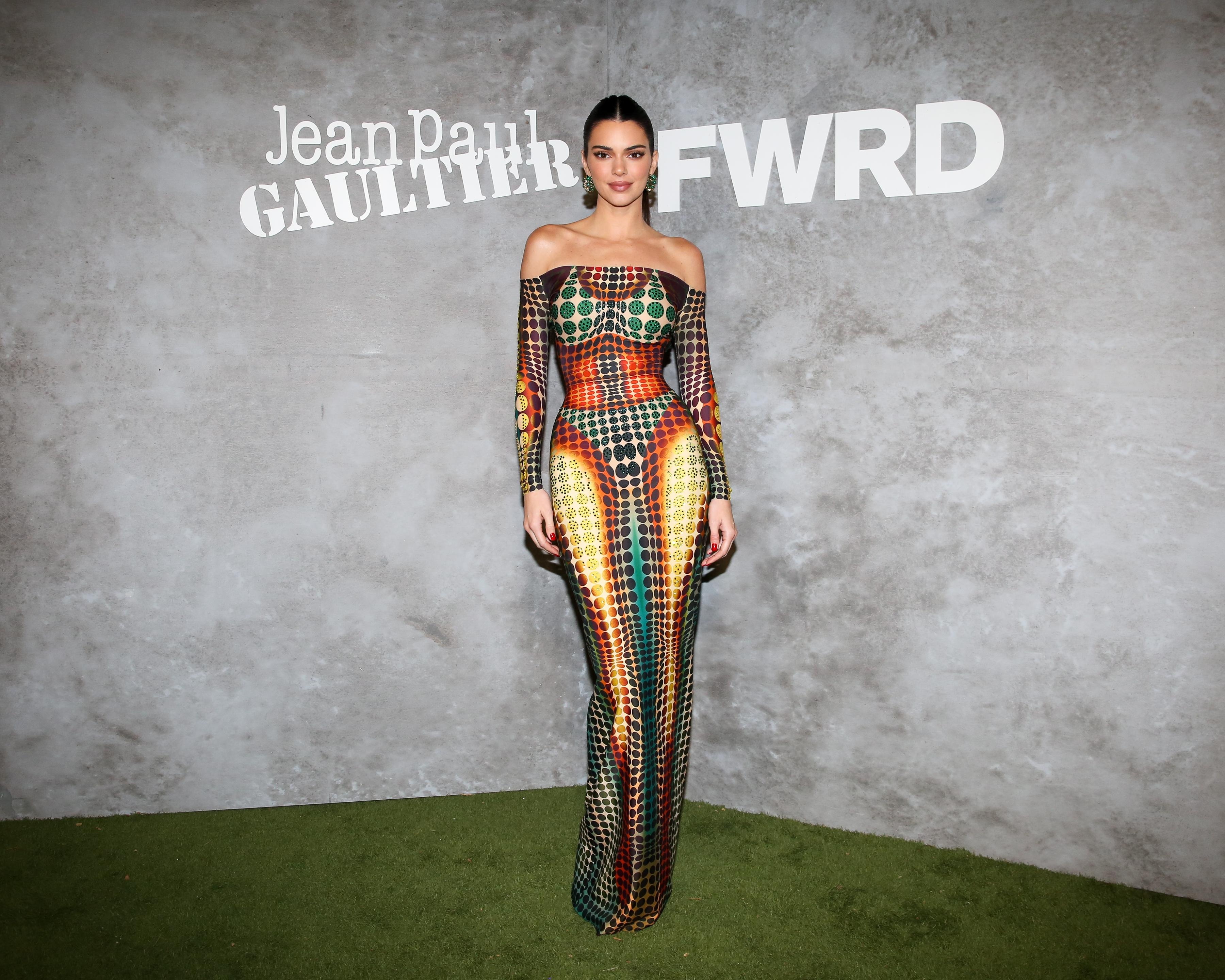 Mẫu váy bó kỳ lạ giúp Kendall Jenner nổi bật-1