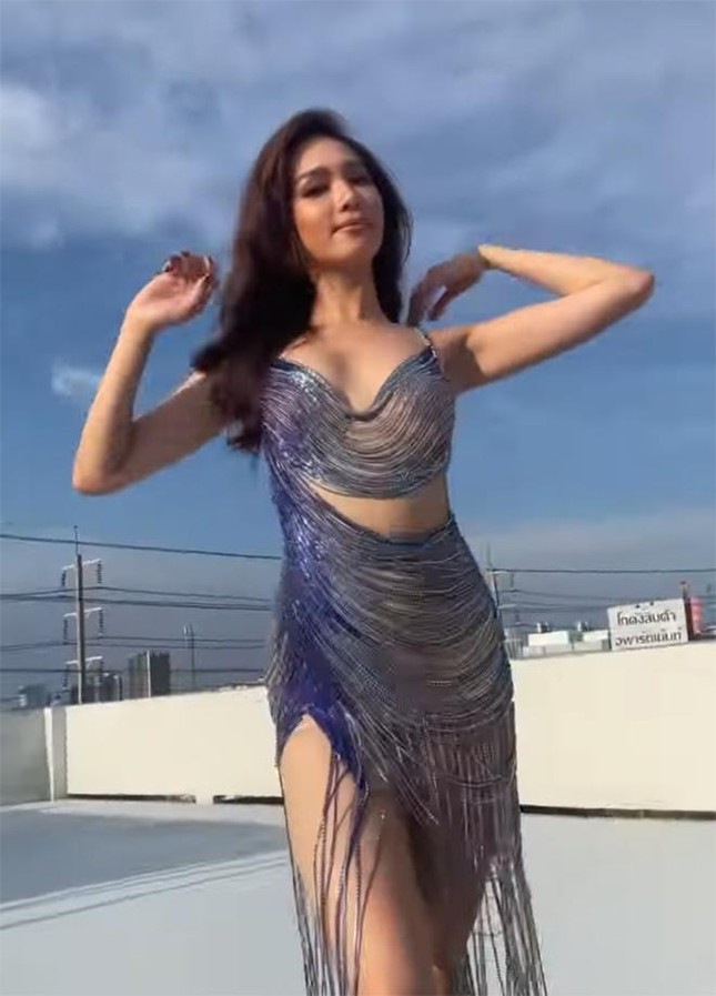 "Đụng" váy tua rua với Hoa hậu Quốc tế 2019, Thùy Tiên được khen nổi bật nhờ sắc vóc nóng bỏng-2