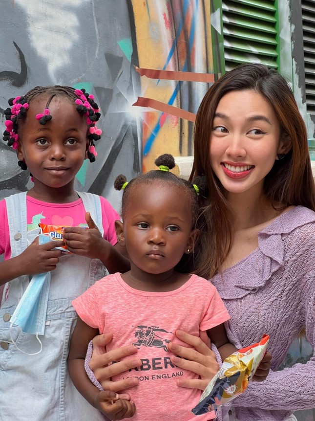 Sụt cân sau chuyến từ thiện châu Phi, Thùy Tiên vẫn rạng rỡ khi trao vương miện cho Miss Grand UK-1