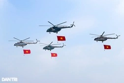 Những lá cờ được treo thế nào ở 6 trực thăng bay tại triển lãm quốc phòng?-img