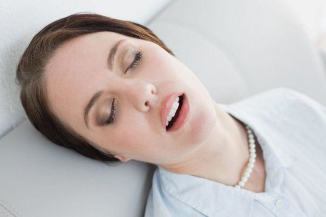 Có nên dán băng dính vào miệng khi ngủ để hạn chế ngáy ngủ? Câu trả lời của chuyên gia gây bất ngờ-1