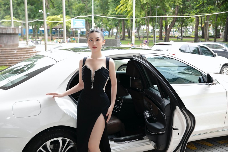 Á hậu Miss Eco Vietnam đụng váy gợi cảm với Hoa hậu Tiểu Vy-3