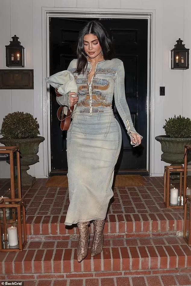 Kim Kardashian mặc bó sát khoe 3 vòng "nóng mắt"-7