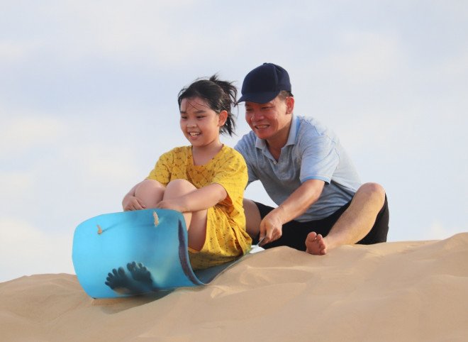 Đến cồn cát Quang Phú trải nghiệm trò chơi trượt cát, lái xe địa hình-11