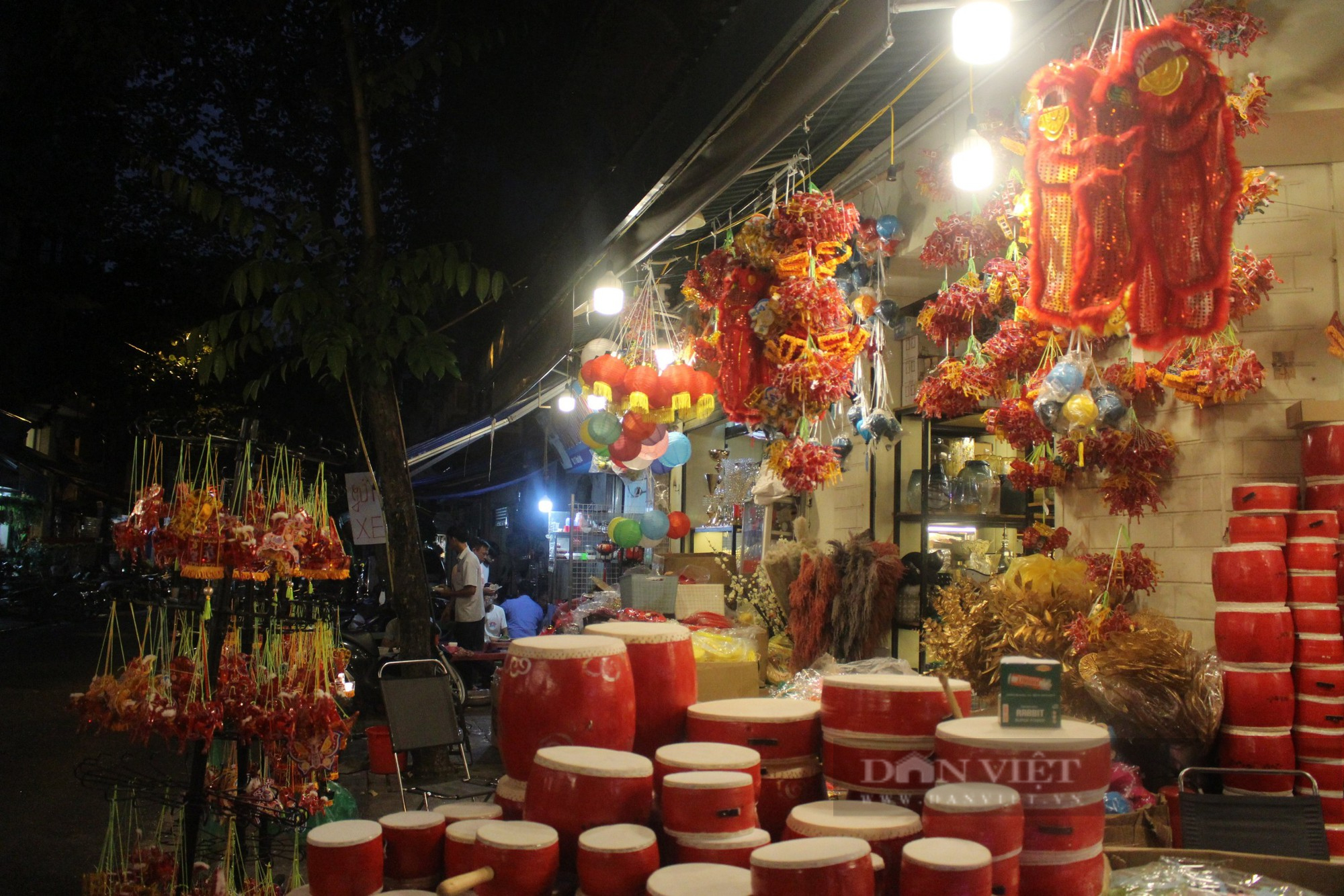 Hà Nội: Phố Hàng Mã "sáng đèn", du khách thỏa sức mua đồ Trung Thu sớm-5