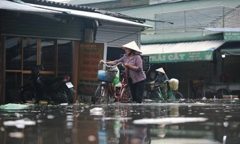 Nước lũ cuồn cuộn đổ về chợ đầu mối lớn nhất Nghệ An-cover-img