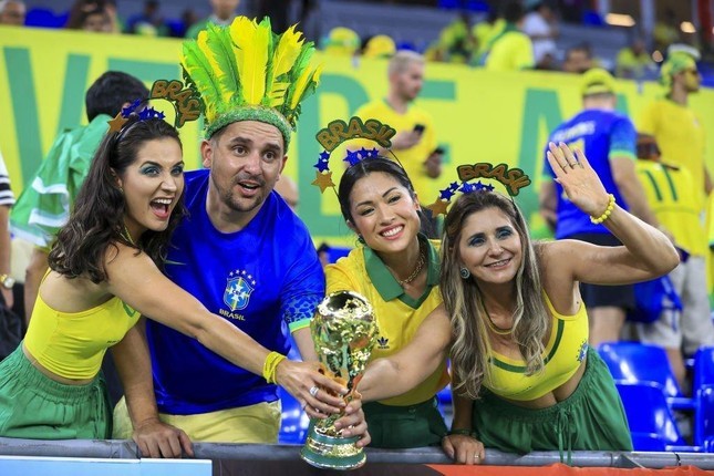 Những nữ cổ động viên Brazil xinh đẹp trên khán đài World Cup 2022-1