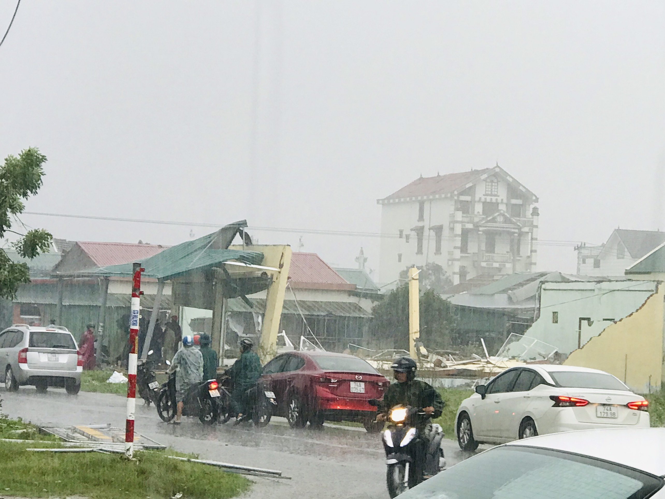 Quảng Trị: Xuất hiện lốc xoáy khiến 2 người bị thương, chợ, nhà dân tốc mái-cover-img