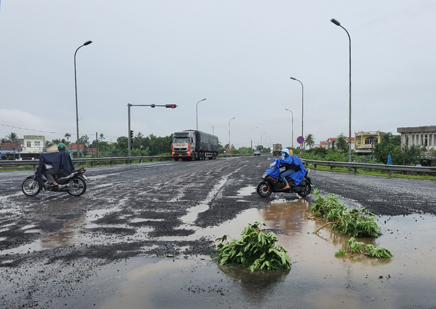 Quốc lộ 1 qua Phú Yên hư hỏng nặng: Sao đến mùa mưa mới sửa chữa?-1