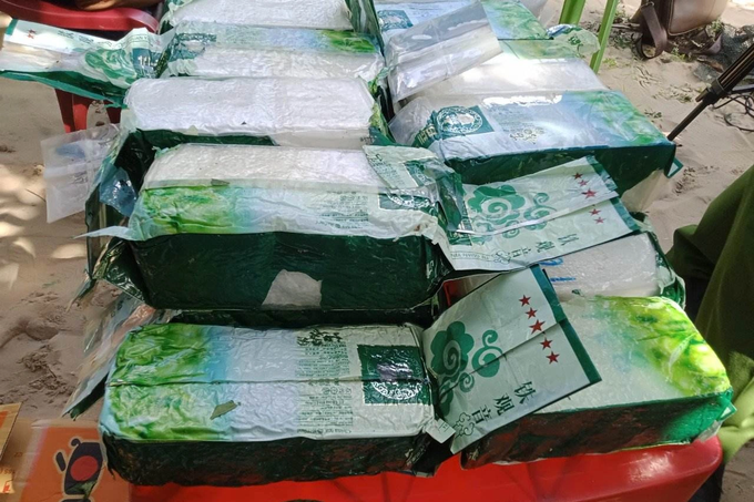 Hàng chục túi nilon nghi chứa ma túy trôi dọc bãi biển miền Trung-3