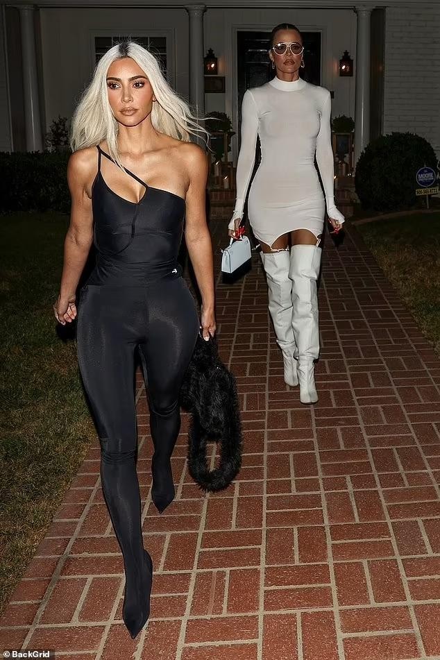 Kim Kardashian mặc bó sát khoe 3 vòng "nóng mắt"-1