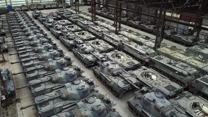Trùm buôn vũ khí của Bỉ muốn cung cấp hàng loạt xe tăng cũ cho Ukraine-1