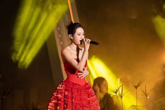Hiền Hồ 'comeback', 2 chiếc váy mặc trong đêm nhạc riêng 'hot' ngang chủ nhân-3