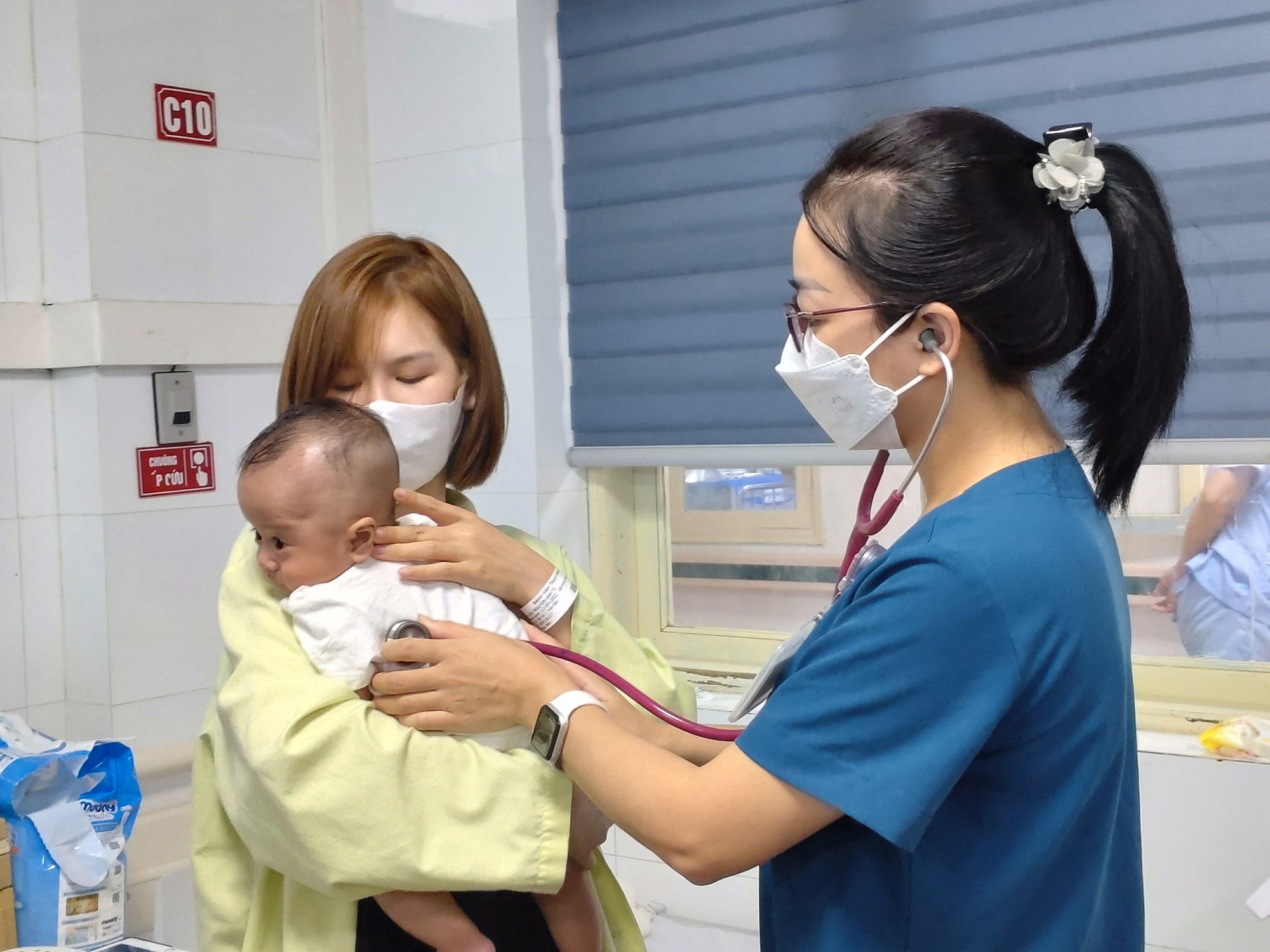 Bệnh nhi nhập viện tăng, nhiều bệnh viện Hà Nội quá tải-1