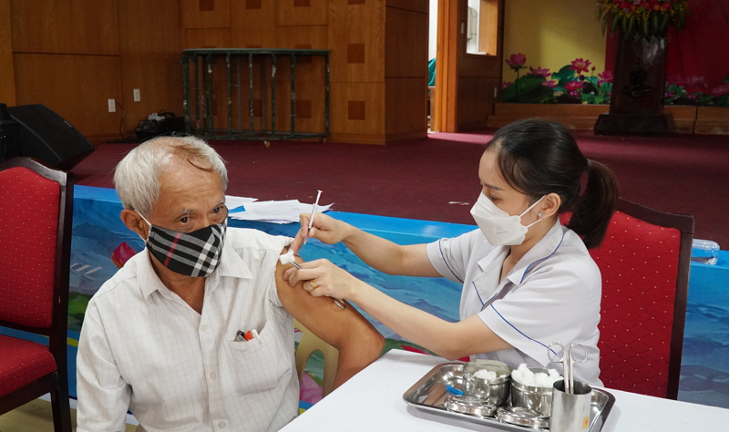 Tiêm vaccine phòng COVID-19 mũi 4 cho người khuyết tật tại Quảng Bình-1
