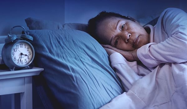 Thói quen khi lên giường gây mất ngủ, gặp ác mộng, hại sức khỏe: Trước người trẻ hay làm giờ người già cũng mắc-2