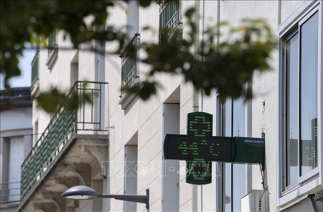 Pháp phạt tiền các cửa hàng lãng phí điện chạy điều hòa không khí-1
