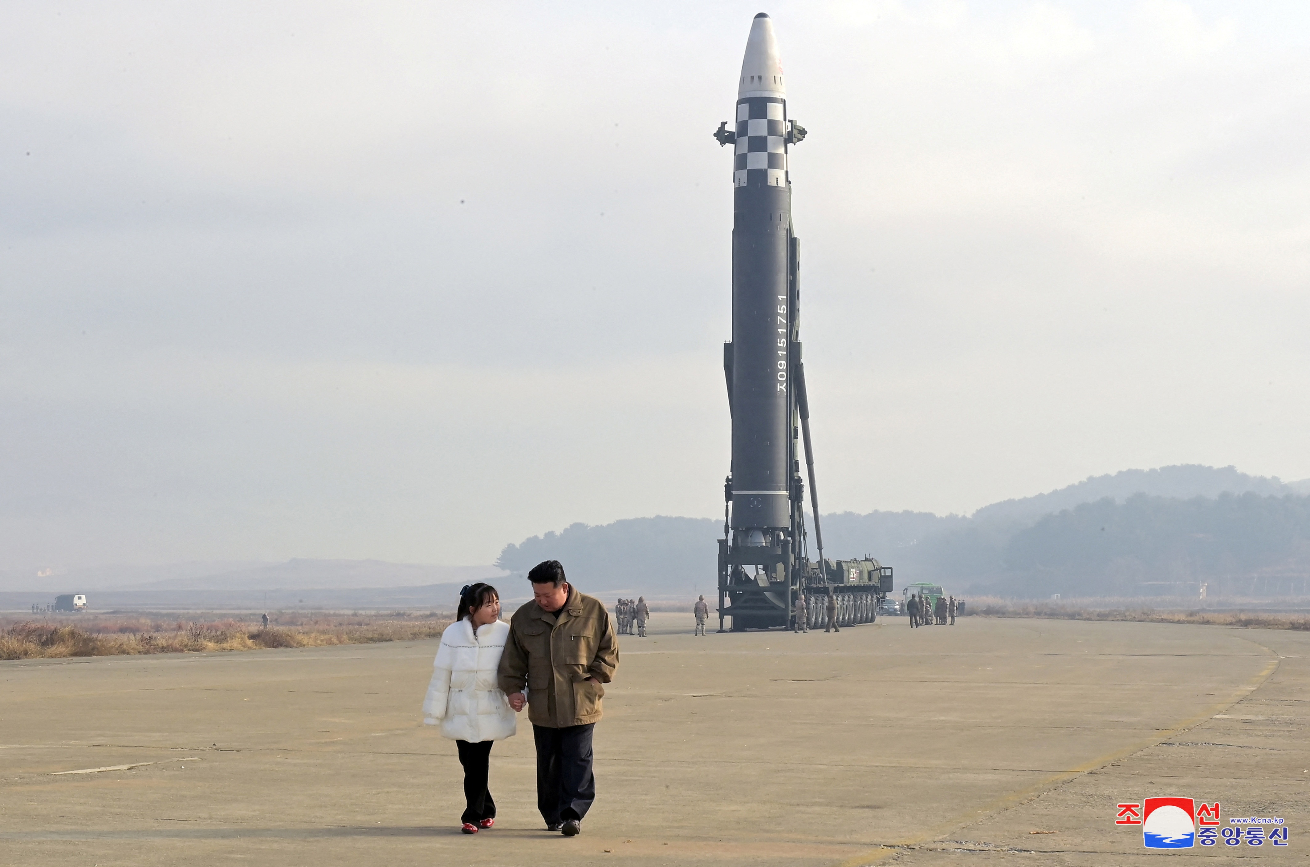 Con gái ông Kim Jong-un lần đầu lộ diện trong vụ phóng tên lửa-1