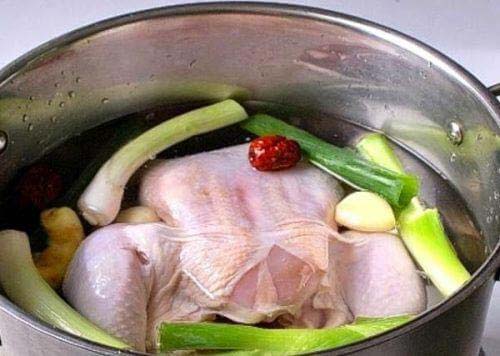 Luộc gà dùng nước nóng hay lạnh là chuẩn nhất? Đây mới là cách luộc để thịt gà vàng ươm, da giòn sần sật-1