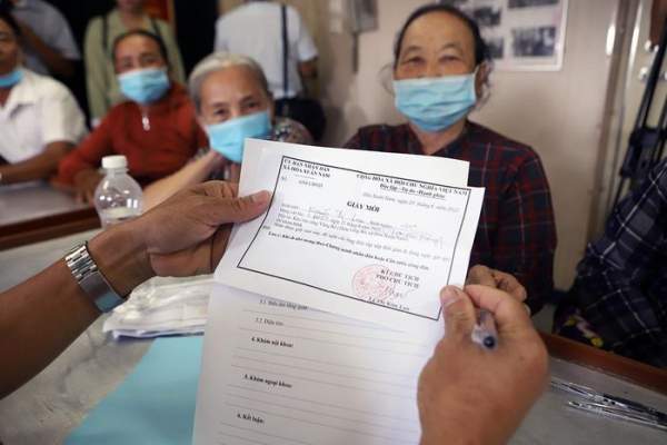 Tàu bệnh viện của Hải quân Việt Nam khám bệnh cho người dân Phú Yên-6